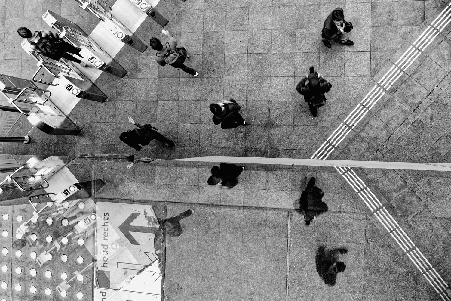 Passers-by seen from above — Reflections