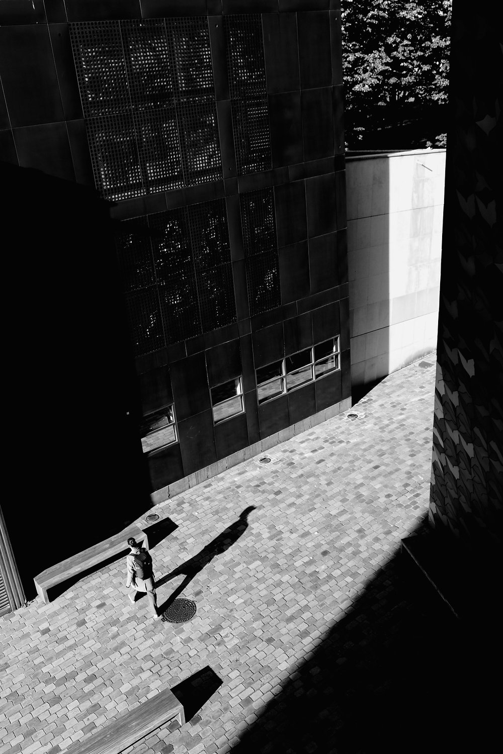 Figure and shadow at the foot of a facade — Shadows